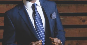 Homme : Comment s’habiller pour un mariage ? costume homme bleu marine cravate à pois