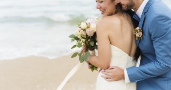 Quelle tenue pour des mariés assortis ? mariés sur la plage bouquet