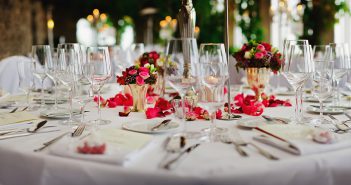 Un repas de mariage qui convient à tous table de repas de mariage avec couverts et fleurs