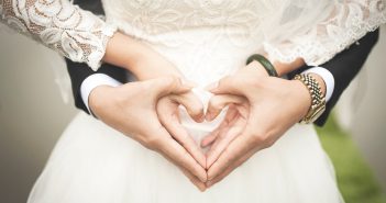 Quels bijoux offrir aux futurs mariés ? Photo d'un couple de jeunes mariés avec de jolis bijoux