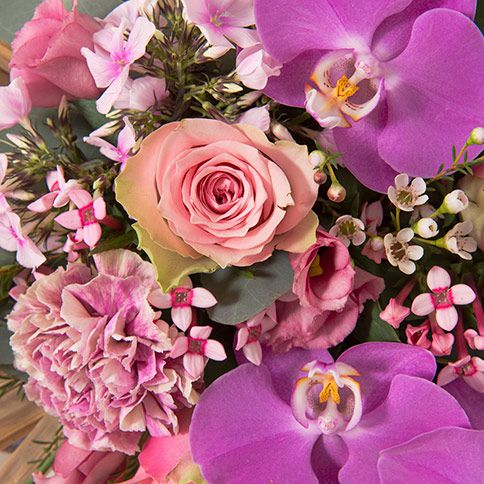 Détail d'un bouquet de fleurs avec des orchidées