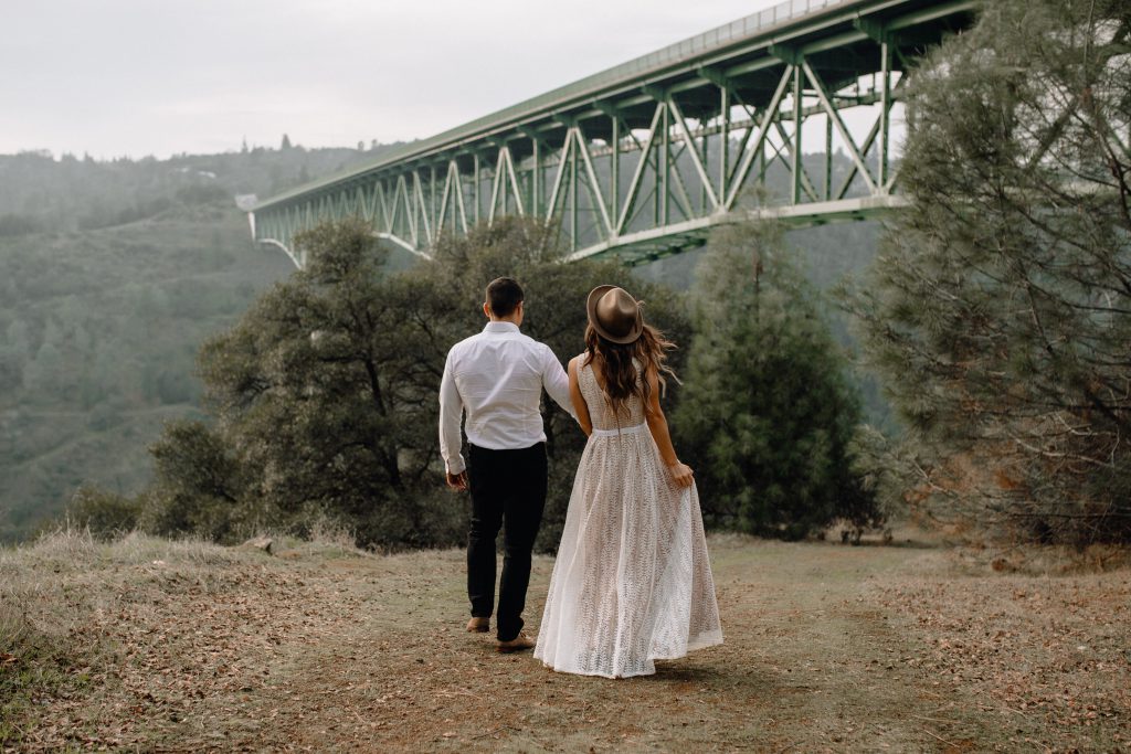 couple de mariés devant un pont