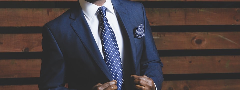 costume homme bleu marine cravate à pois