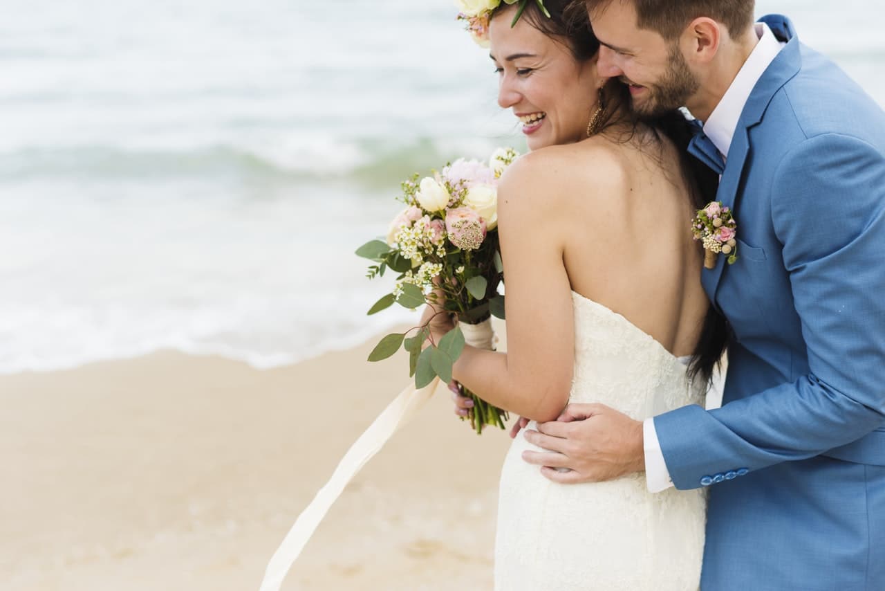 mariés sur la plage bouquet