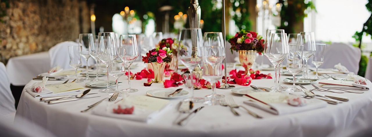 table de repas de mariage avec couverts et fleurs