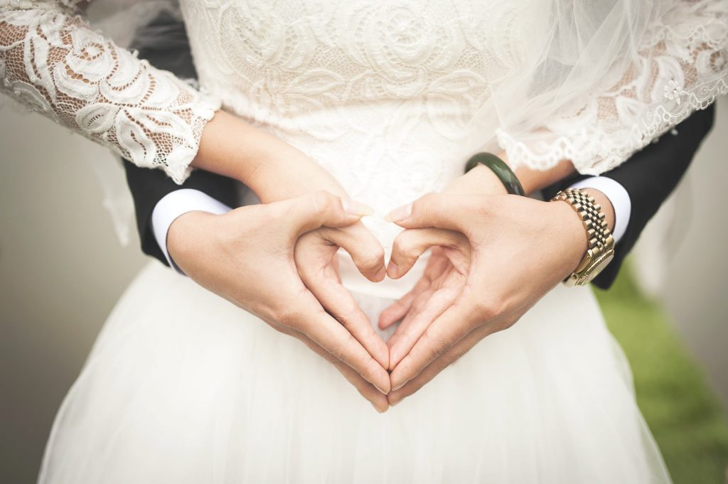 Photo d'un couple de jeunes mariés avec de jolis bijoux